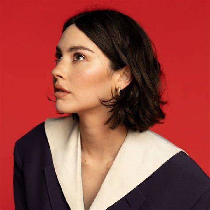 Gracie Abrams (Pop Singer) Age, Birthday, Bio, Facts, Family, Net